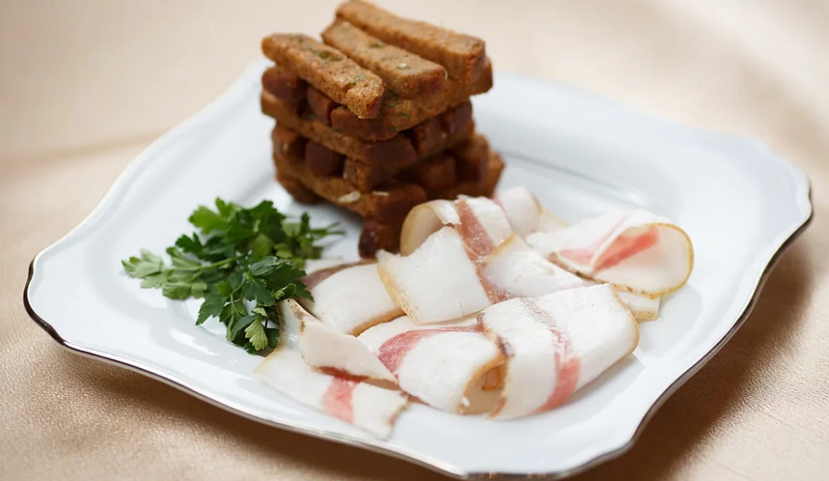 Сало с черемшой и гренками